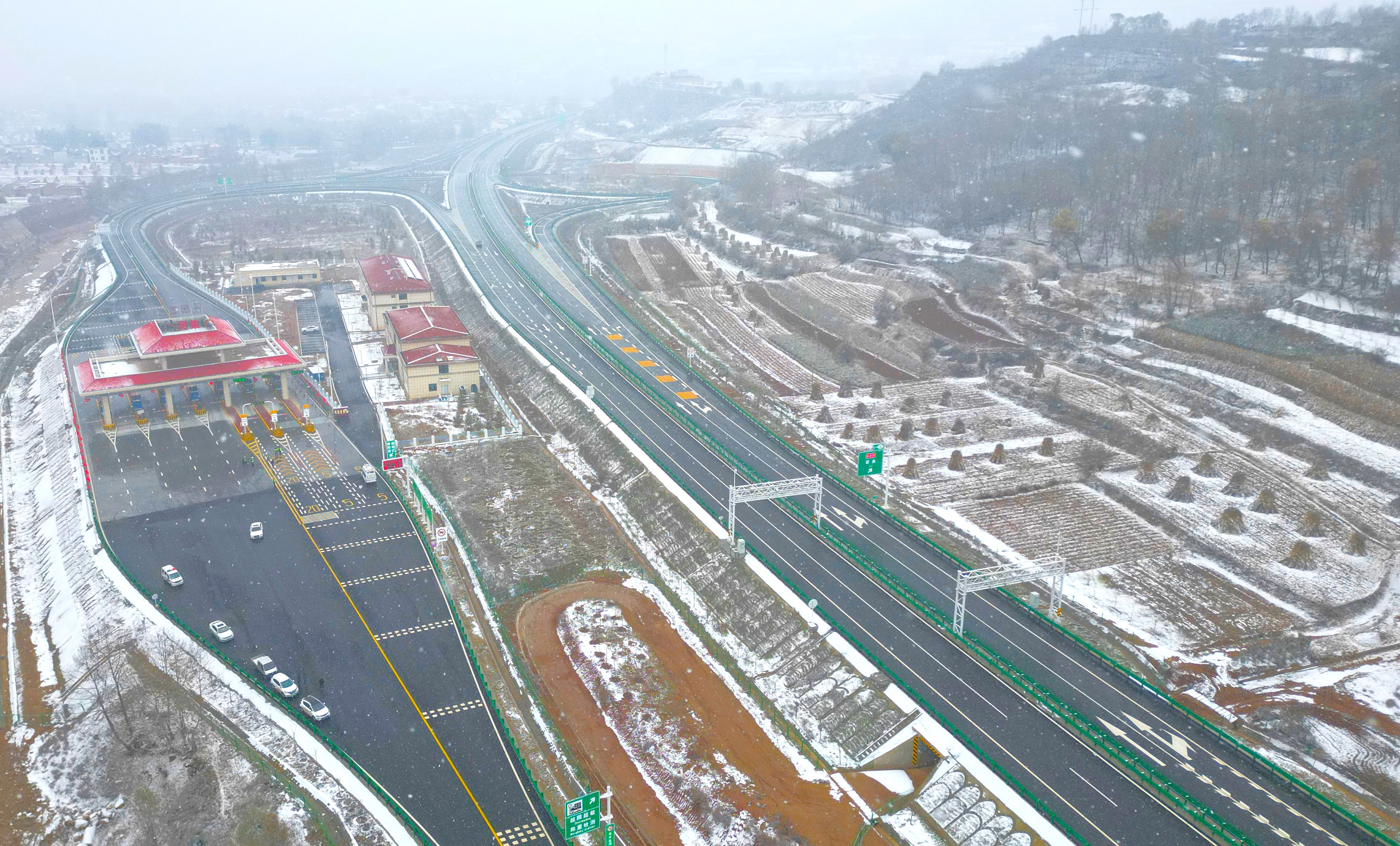 臨大高速公路位于甘肅省境內，全長約52.5公里，雙向四車道，設計時速80公里，是G6京藏高速公路和G1816烏瑪高速公路的連接線。中鐵十四局承建的臨大高速第十合同段位于積石山縣境內，線路長度3.19公里，其中分離式橋梁2座，分離式隧道3座，涵洞2座，橋隧比高達86.17%。