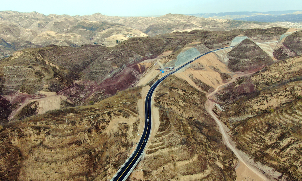 近日，中鐵三局參建的山西柳林縣沿黃旅游公路（二期工程）三交至石樓界段正式通車。該工程位于柳林縣三交鎮境內，全長8.288公里，采用雙向雙車道三級公路標準建設，是山西省黃河一號旅游公路的重要組成部分，也是山西省加快推動交通旅游融合發展、全面推進鄉村振興的戰略性基礎性工程。項目通車后，打通了呂梁革命老區沿黃公路“最后一公里”，實現了柳林縣與周邊省市旅游交通路網的互聯互通。