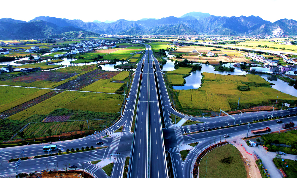 近日，中鐵隧道局投資建設的浙江省溫州市228國道蒼南龍港至龍沙段正式開通運營。該項目主線全長21.67公里，炎亭連接線全長3.43公里，采用一級公路標準施工。項目建設采用PPP模式，以“投融資+施工總承包+運營維護+移交”方式實施。項目通車運營后，對于實施蒼南縣交通規劃、促進沿海地區經濟可持續發展具有重要意義。