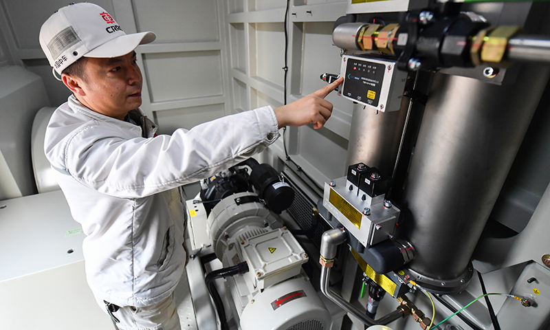 11月16日，中車株機公司的工作人員在機車內巡檢。新華社記者 陳澤國 攝