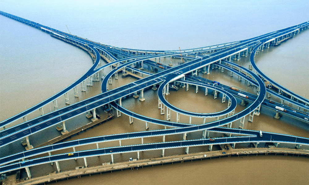 近日，中鐵十五局承建的亞洲最大海上互通樞紐——杭甬高速復線寧波一期濱海互通全面完工。通車后，杭甬高速復線寧波段將大大縮短長三角南翼與上海、江蘇等省市之間的時空距離，對完善國家高速公路網和寧波舟山港集疏運網絡建設、促進浙江省經濟發展具有重要意義。