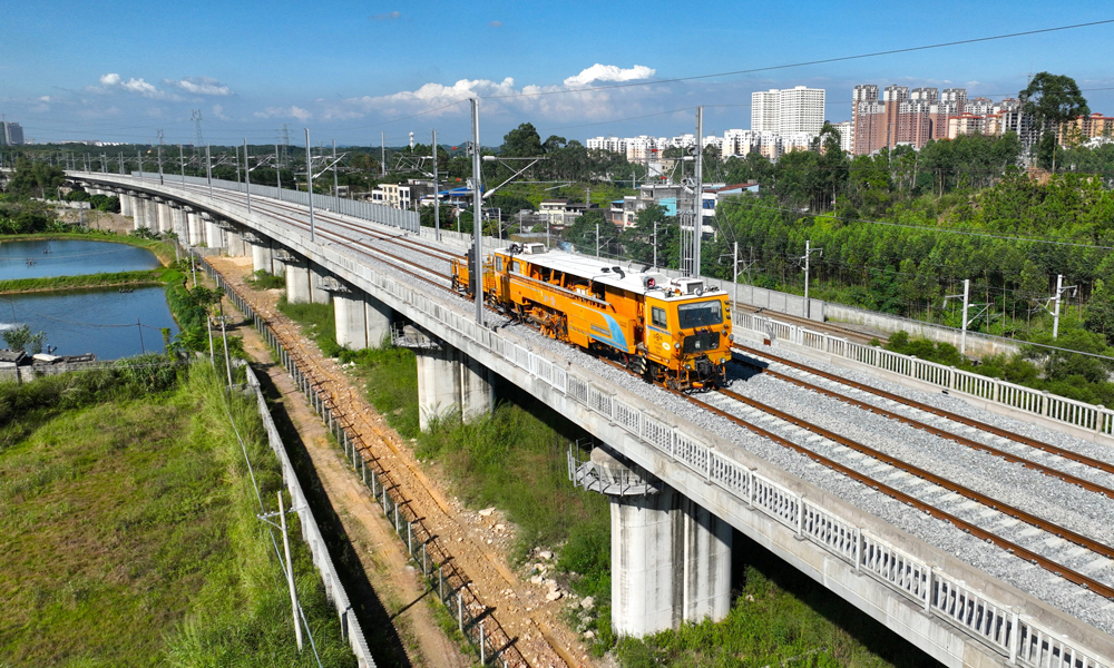中鐵十六局承建的我國首條直通中越邊境高鐵——防東鐵路項目進入最后驗收關鍵階段。今年以來，該項目動態優化施工方案，實現了西灣跨海雙線特大橋超萬噸轉體連續梁合龍，并順利完成了全線箱梁架設和鋪軌施工，年度產值任務完成率達100%。