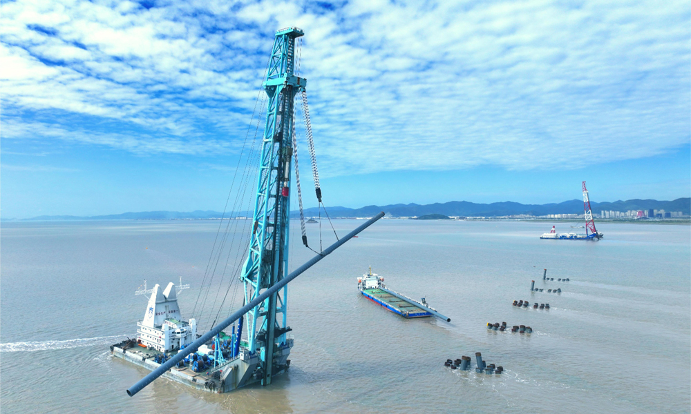 中國鐵建港航局、中國鐵建大橋局聯合承建的世界最大跨度單塔吊鋼箱梁懸索橋雙嶼門大橋佛渡側索塔主墩鋼圍堰于11月19日下放，標志著六橫公路大橋二期工程首個海上承臺基礎施工圓滿完成，大橋正式進入海上主塔承臺施工階段，拉開水上施工序幕。截至目前，項目已累計完成雙嶼門大橋佛渡側主墩首根永久鋼護筒、首根海上索塔樁基、青龍門大橋首根鋼管樁等多個重大節點目標。