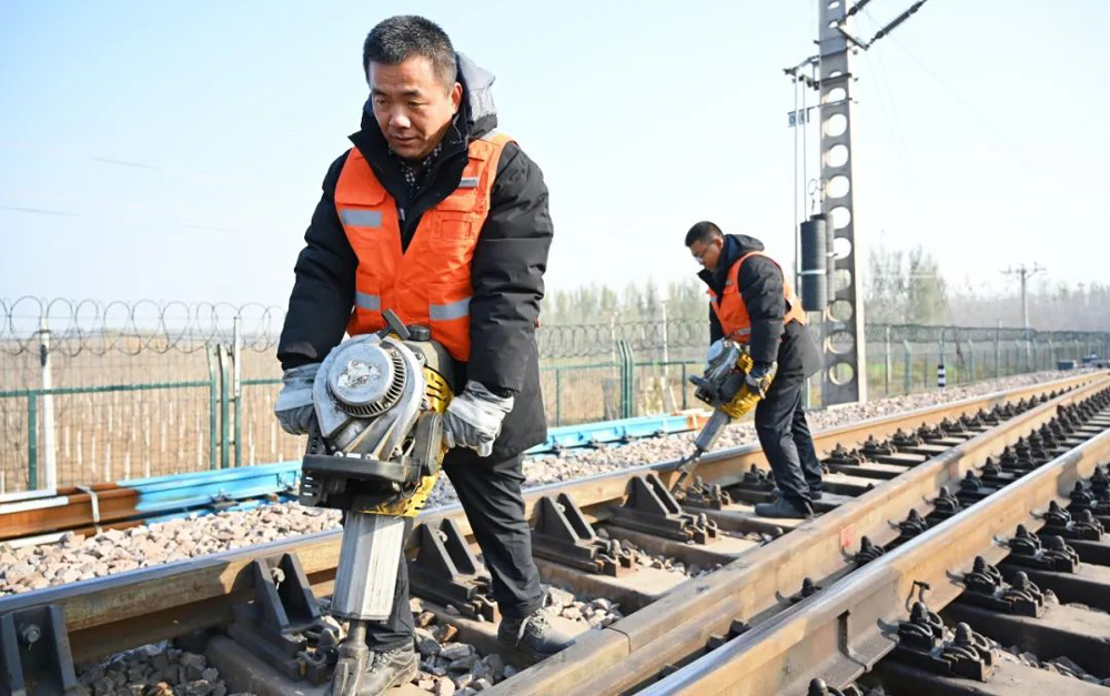 11月以來，朔黃鐵路保持日均運量105萬噸以上，日均機車上線246臺，高效夯實能源保供根基。圖為朔黃鐵路肅寧公司工作人員在肅寧北站2-4號道岔處進行作業。