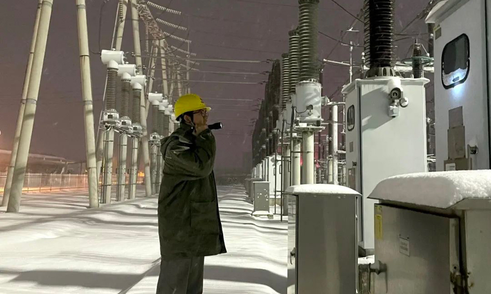 10月28日，遼寧公司沈西廠2臺機組火力全開，提前4天為1200萬平方米居民用戶開栓供暖。圖為遼寧公司沈西廠運行人員檢查220千伏開關場設備。