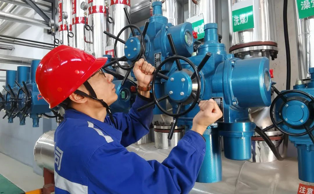 焦化公司蒙西棋盤井洗煤廠今年更新供暖主管路4900米、支管路2000米，更新換熱機組1套，提升今冬供暖質量。圖為該洗煤廠燃氣鍋爐巡檢工正在進行提壓配氣作業。