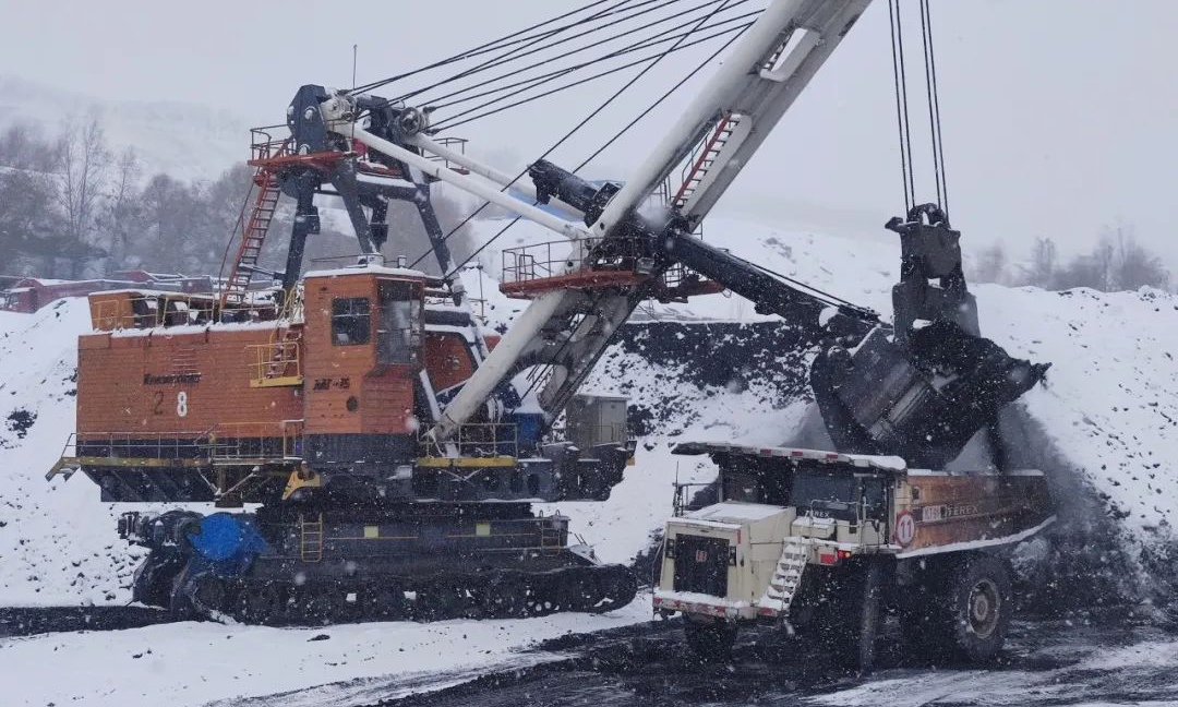 平莊煤業5個露天礦、4個井工礦積極組織生產，截至11月20日，平莊煤業自產商品煤年累計完成近4800萬噸。圖為平莊煤業元露天礦采礦二部進行煤炭保供采裝任務。