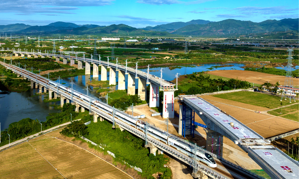 近日，中國中鐵旗下中鐵十局承建的海南在建最南端轉體梁——三亞至樂東鐵路改造工程崖州聯絡線雙線特大橋雙轉體梁、嶺頭折返線單線特大橋雙轉體梁成功轉體，圖為崖州聯絡線雙線特大橋雙轉體梁轉體后。