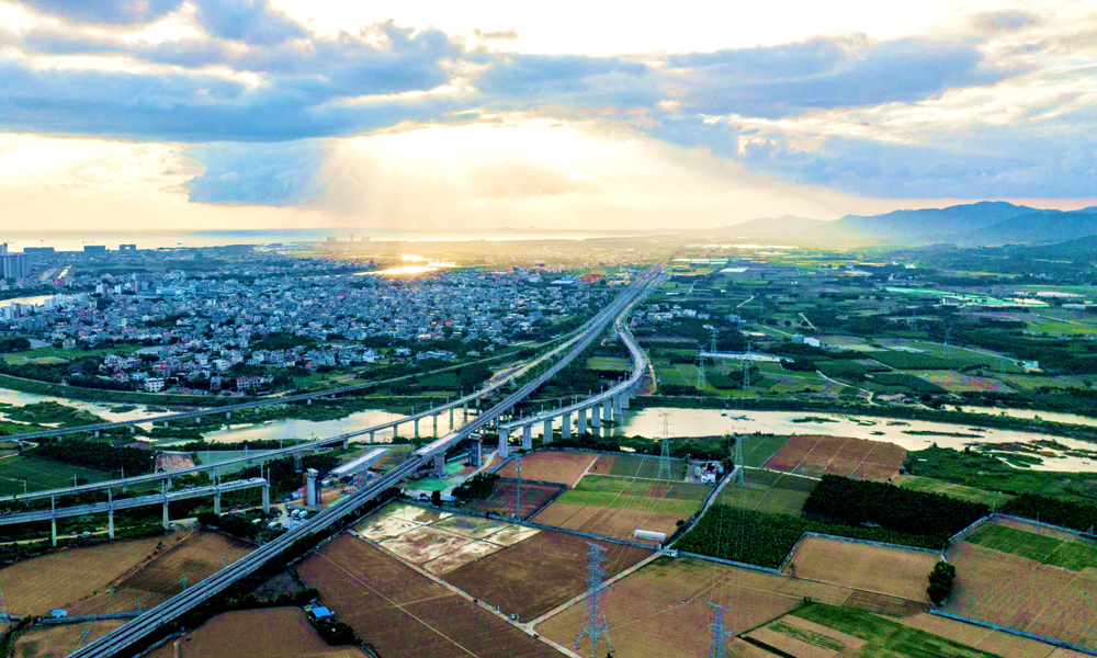 三亞至樂東公交化旅游化鐵路改造項目全長約108.8公里，全線設14個車站。中鐵十局主要負責橋梁、路基、涵洞、制架梁、鋪軌以及站改等施工內容。其中，崖州聯絡線雙線特大橋雙轉體梁與嶺頭折返線單線特大橋雙轉體梁均上跨海南西環高鐵，是全線重點控制性工程。崖州聯絡線雙線特大橋雙轉體梁全長153.4米，總重量約10000噸，歷時37分鐘轉體29度；嶺頭折返線單線特大橋雙轉體梁全長153.3米，總重量約6400噸，歷時34分鐘轉體23度。圖為崖州聯絡線雙線特大橋雙轉體梁轉體前。