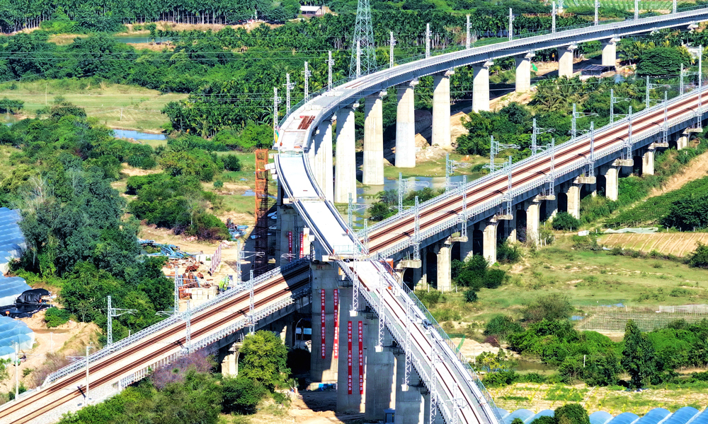 據悉，三亞至樂東公交化旅游化鐵路改造項目通車運營后，將實現沿線城市軌道交通公交化運營，有效緩解三亞主城區與周邊城鎮之間的交通擁堵，方便群眾游客出行，對于推動“大三亞”旅游經濟圈一體化發展、助力海南自貿港建設具有重要意義。圖為嶺頭折返線單線特大橋雙轉體梁轉體后。