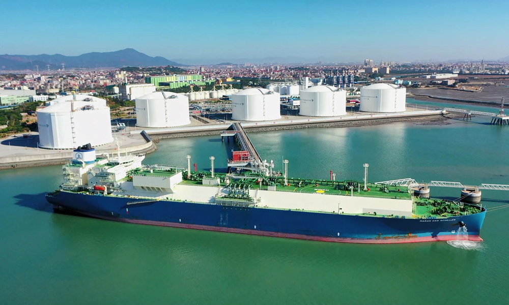 自2008年4月接收首船LNG以來，中國海油福建LNG已累計接卸進口LNG達4300萬噸，折合天然氣約618億立方米。圖為希臘籍LNG運輸船“阿基里斯”號順利在中國海油福建LNG接收站靠泊。