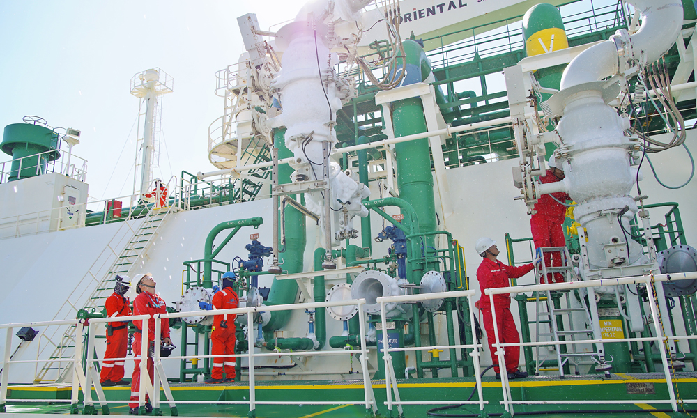 完成LNG卸載后，一線操作員進行回收卸料臂作業。