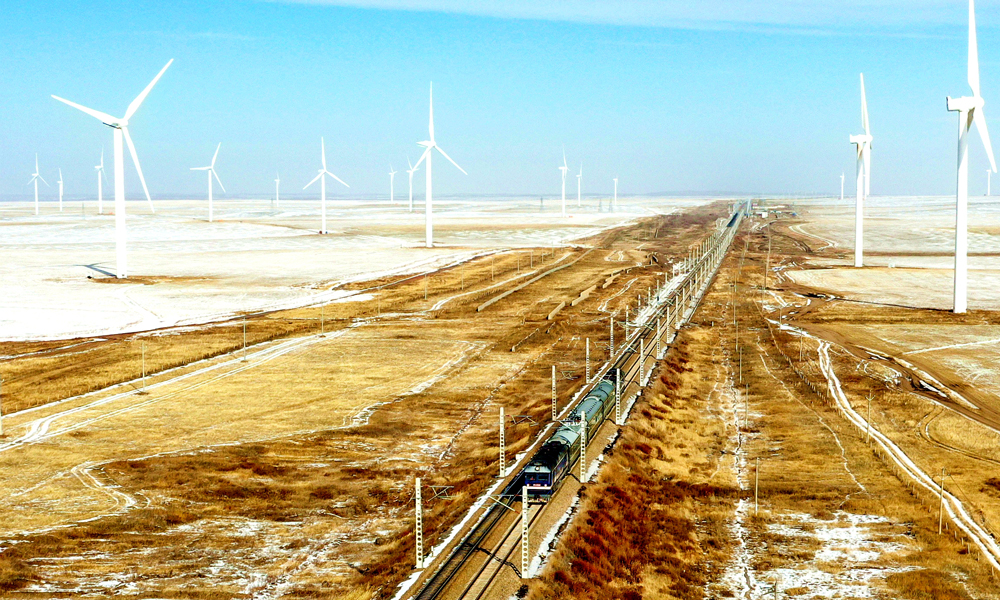 近日，隨著57002次動態檢測列車駛出錫林浩特站，中國中鐵旗下中鐵電氣化局參建的太錫鐵路錫林浩特至正藍旗段開始動態檢測。