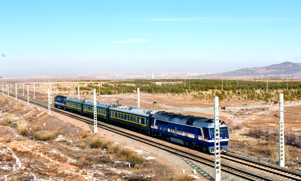 動態檢測是在工程靜態驗收合格后，采用綜合檢測列車和相關檢測設備在規定測試速度下對全線各系統進行綜合測試，檢驗相關系統間接口關系，對全線各系統和整體系統進行調試、優化，從而達到設計要求，為開通提供科學依據。圖為檢測列車對太錫鐵路錫藍段進行動態檢測。