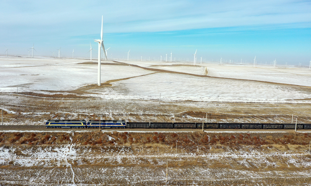 據悉，太子城至錫林浩特鐵路全長392.2公里，其中錫藍段全長204.4公里；太子城至崇禮北近16公里作為2022年北京冬奧會配套工程已于2022年1月開通。項目全線建成通車后，將有效填補內蒙古北部地區進京鐵路空白，對于促進錫林郭勒盟更好地服務和融入“一帶一路”、中蒙俄經濟走廊、京津冀協同發展、東北振興和西部開發等國家戰略具有重要意義。圖為檢測列車對太錫鐵路錫藍段進行動態檢測。