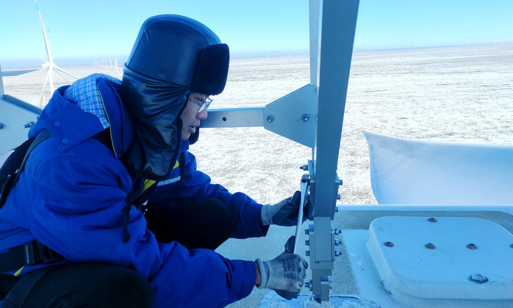 近日，新疆維吾爾自治區木壘四十個井子風力發電項目現場氣溫低至零下15攝氏度，為保證機組的安全運行，東方電氣集團風電現場運維服務人員登上風機，檢查激光雷達支架固定情況，確保機組安全運行。