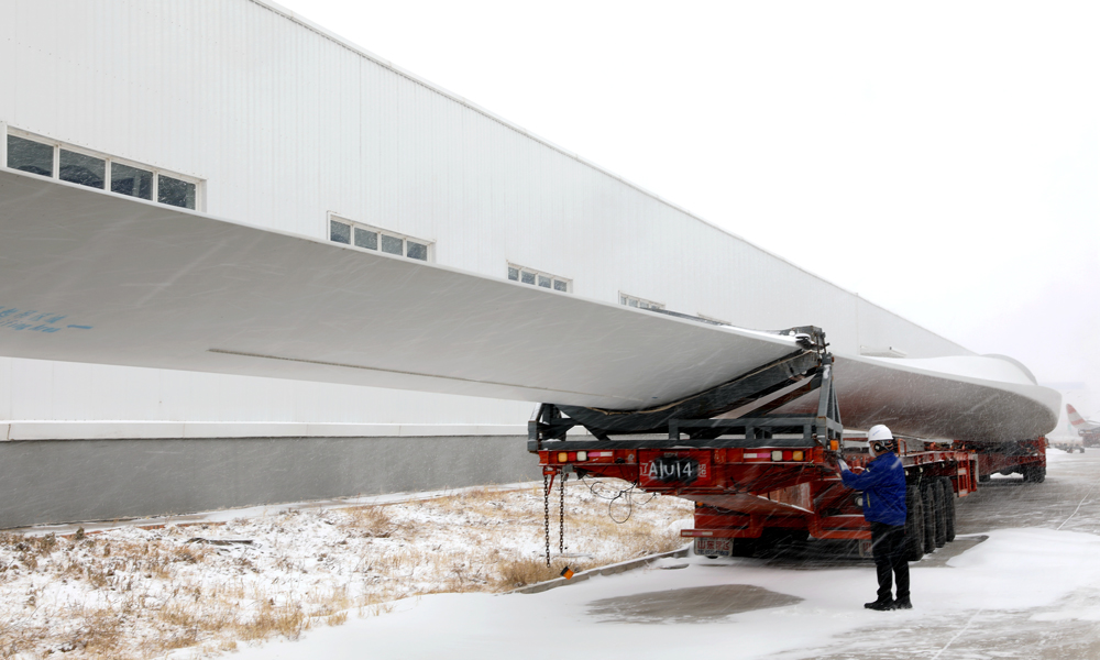 在內蒙古自治區東方電氣興安盟風電基地，吉林前郭20萬千瓦風電項目的風機葉片正整裝待發。東方電氣集團風機制造項目團隊頂著風雪，仔細檢查風機葉片裝車預緊部位，確保安全穩妥運往風場。