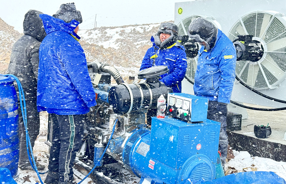 在西藏自治區那曲色尼區100兆瓦風電項目現場，25臺風機已全部吊裝完成，東方電氣集團項目團隊在4800米超高海拔進行風機的靜調工作，確保實現2023年全容量投產發電目標。