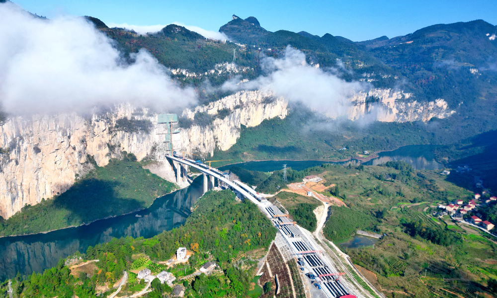 11月29日零時18分，由中國鐵建旗下昆侖集團參與投資、鐵一院勘察設計、中鐵二十局承建的渝湘復線高速控制性工程——阿蓬江大橋實現雙幅順利合龍，標志著渝湘復線高速彭酉段建設進入沖刺收尾階段，為全線通車奠定了堅實基礎。圖為阿蓬江大橋施工現場航拍。