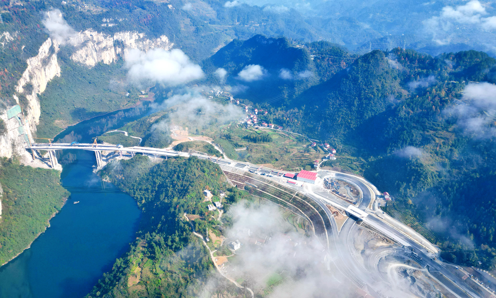 據介紹，大橋臨崖出口表面凹凸、風化、溶蝕，危巖落石隱患極大，施工難度大，在前期施工中，建設團隊對臨崖區整個危巖進行了地質勘測與細致分析，根據地質和實測數據創新設計了8級陡崖加固方案，通過錨固點、錨固深度、支架材料與支架結構分級布置，克服了坡腳地質不穩、懸挑部位多、操作空間小、受力復雜等系列難題，有針對性地對危巖進行加固，確保大橋施工安全有序。