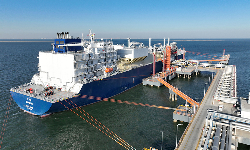 12月1日，“少林”號LNG運輸船正在靠泊中國石化天津LNG接收站2號泊位（無人機照片）。新華社記者 趙子碩 攝