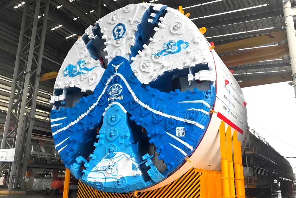 近日，隨著中鐵二局和中鐵工業聯合研制的超大直徑泥水平衡盾構機“龍崗一號”（中鐵1311號）緩緩轉動刀盤，深汕鐵路全線首臺盾構機成功始發，這也是超淺覆土及偏壓條件下地面始發盾構施工技術在時速350公里高鐵項目的首次應用。