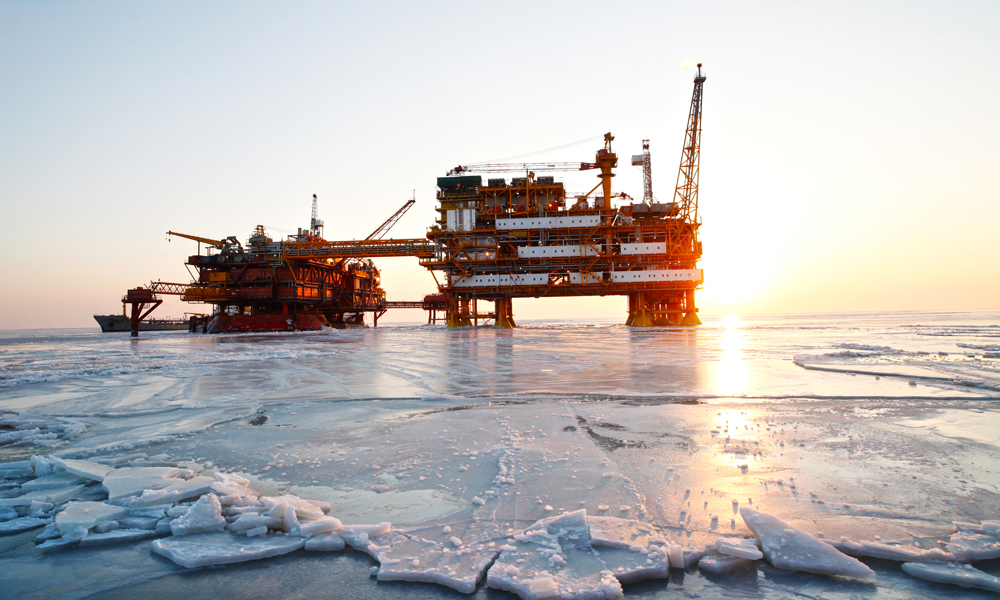 經過20多年的開發，該油田已進入開發生產中后期，存在地層能量弱、含水率高、單井產能趨低等問題，調整作業的難度越來越大。對此，遼東作業公司組織油田生產人員與陸地油藏人員通力協作，對工藝和作業設計嚴格把關，科學制訂穩產增產措施，激活低效井生產潛力，推動老油田穩產增產。圖為生產運營中的錦州9-3油田。