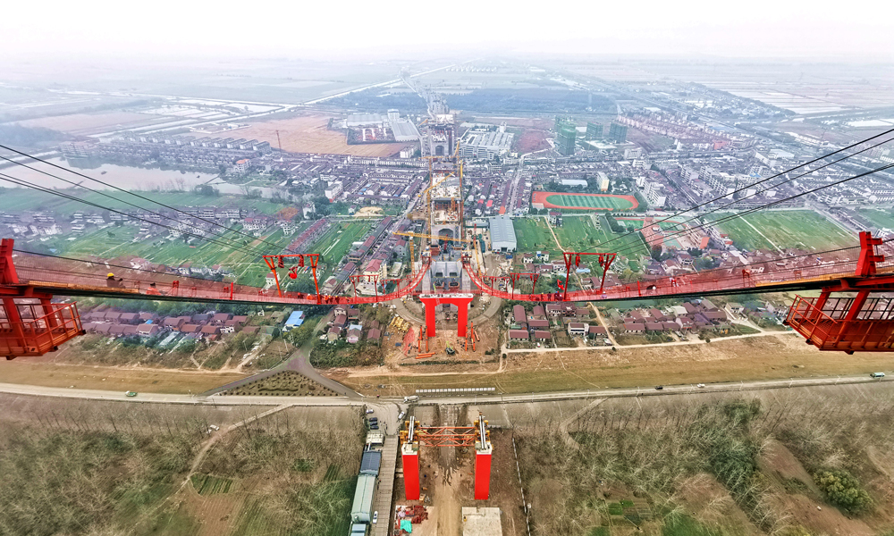 近日，中國中鐵旗下中鐵大橋院設計、中鐵大橋局承建的世界首座雙層斜拉-懸索協作體系大橋——G3銅陵長江公鐵大橋首根主纜索股架設完成，標志著大橋正式進入主纜架設施工階段。G3銅陵長江公鐵大橋位于安徽省銅陵市郊區，全長11.88公里，按照“四線鐵路+六車道高速公路”標準建設，具有“高速公路、城際鐵路、貨運鐵路”三種過江功能，兼具斜拉橋和懸索橋兩種橋型優勢。