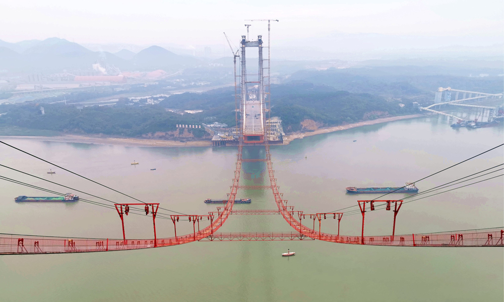 大橋共設2根主纜，兩端分別錨固在南、北錨碇，把大橋南、北邊跨和主跨連為一體。其中中跨每根主纜由169股索股組成，主纜直徑879毫米；邊跨每根主纜由179股索股組成，主纜直徑905毫米。單股索股由127根長1805.7米、直徑5.4毫米、標準強度為2000兆帕的鍍鋅鋁合金高強鋼絲組成。2根主纜的高強鋼絲首尾相連長約8萬公里，可繞地球約2圈；總重量約1.44萬噸，相當于約285節高鐵車廂的重量。