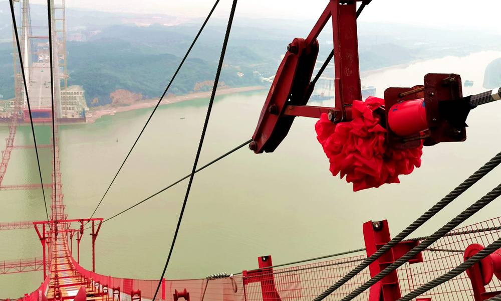 針對這種全新的橋型，項目團隊提出“單側同步、南北異步、體系同步”的指導性施工原則，制定斜拉段和懸吊段同步架設安裝的總體施工工序，主纜采用預制平行索股法進行架設，即預先將若干鋼絲組合成正六邊形截面的平行鋼絲束，用纖維強力帶包扎成平行鋼絲索股，兩端安裝錨頭，利用雙線往復式牽引系統架設索股，全部索股架設完成后，利用緊纜機將所有索股形成一根主纜，成為大橋的主要承重結構。