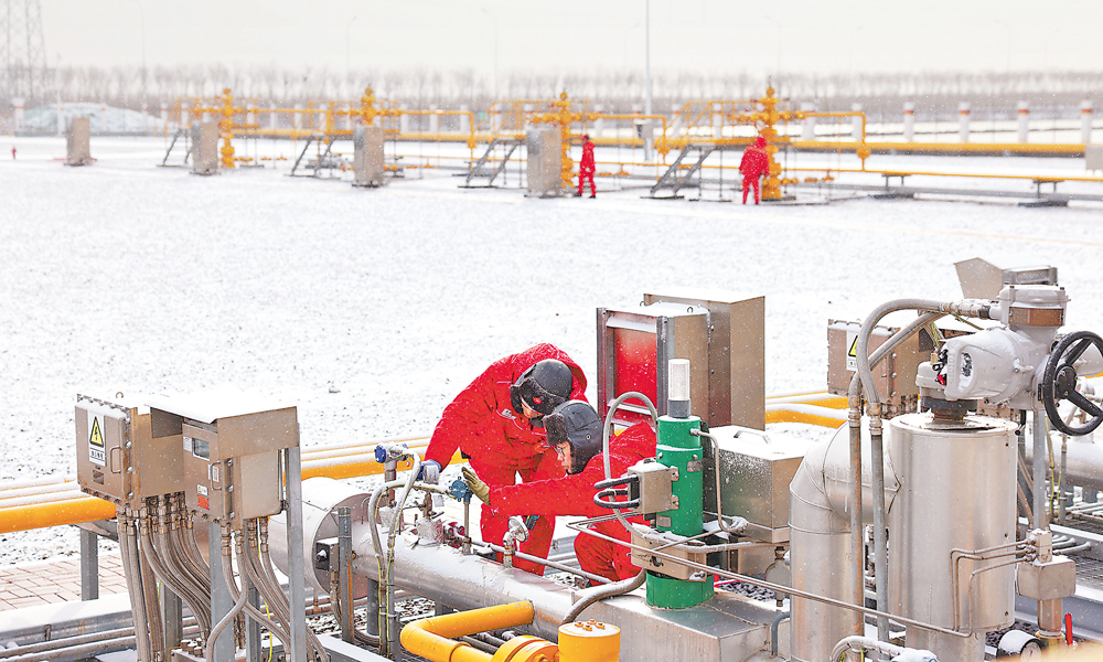 12月11日，京津冀地區迎來今冬首場降雪，天然氣需求量驟然增加。大港油田儲氣庫群加足馬力，統籌協調，多方聯動，及時啟動應急預案，科學提升調峰能力，確保安全平穩供氣。