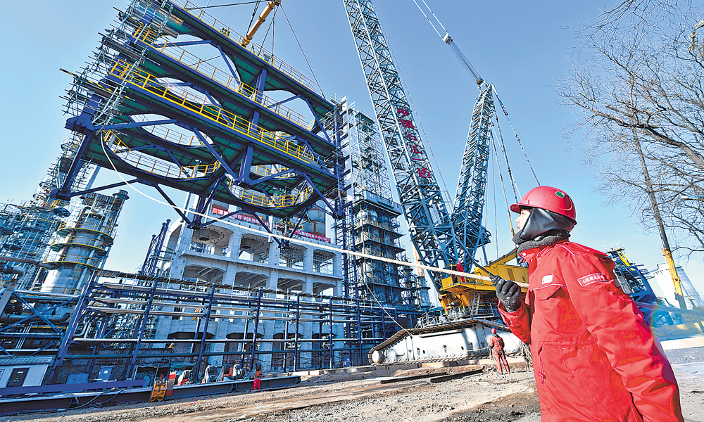 12月10日，寒潮來襲，錦州最低氣溫降至零下10攝氏度。錦州石化40萬噸/年針狀焦裝置建設未受氣溫影響，載荷119噸的焦炭塔框架，精準吊裝就位。