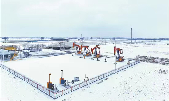 12月11日，華北地區迎來今冬首場強降雪。面對極端天氣，華北油田采油一廠嚴密組織、沉著應對，第一時間啟動雪天生產應急預案，狠抓生產運行，強化過程管控，全力確保生產安全平穩有序進行。圖為保定采油作業區工作人員踏雪巡檢。