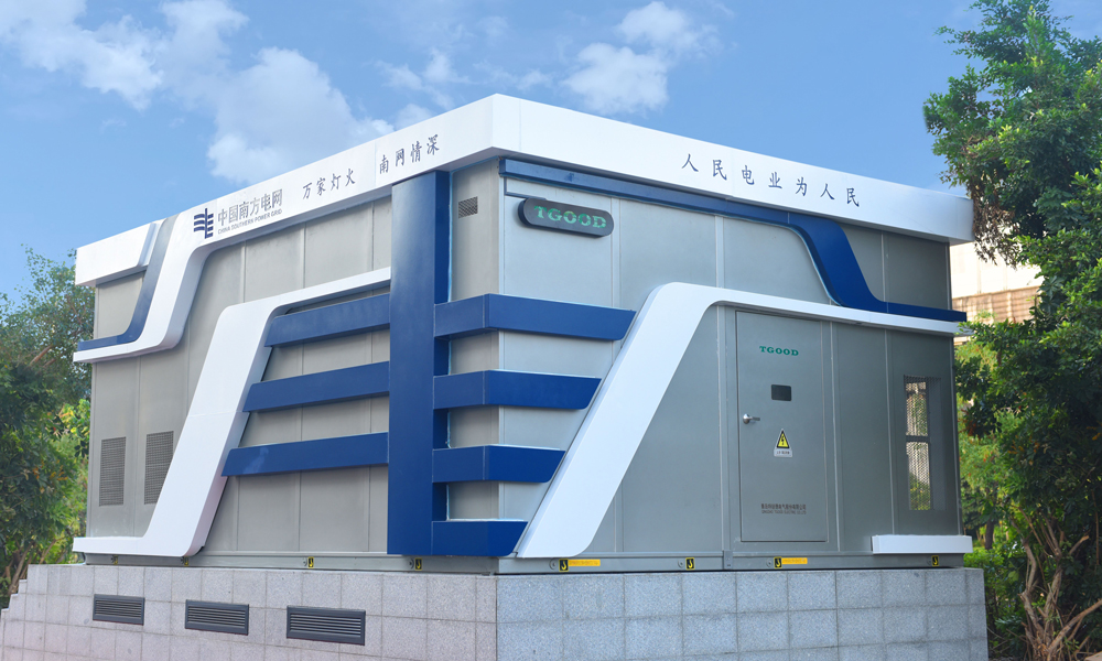 相比傳統電站，“電力魔方”在施工環節僅需7天就能完成基礎、拼裝、設備調試等工作，建設工期縮短86%，避免了傳統配電站長時間施工作業時的粉塵、噪音、圍蔽占地等影響。在外觀設計上，“電力魔方”靈活多變，可根據需要因地制宜量身定制，達到與城市環境、自然景觀的最佳契合。同時，結合多種節能降碳措施，經測算，“電力魔方”建設環節碳排放下降93%，運行環節凈碳排放-0.98噸/年，初步實現了“低碳建設、零碳運行”目標。