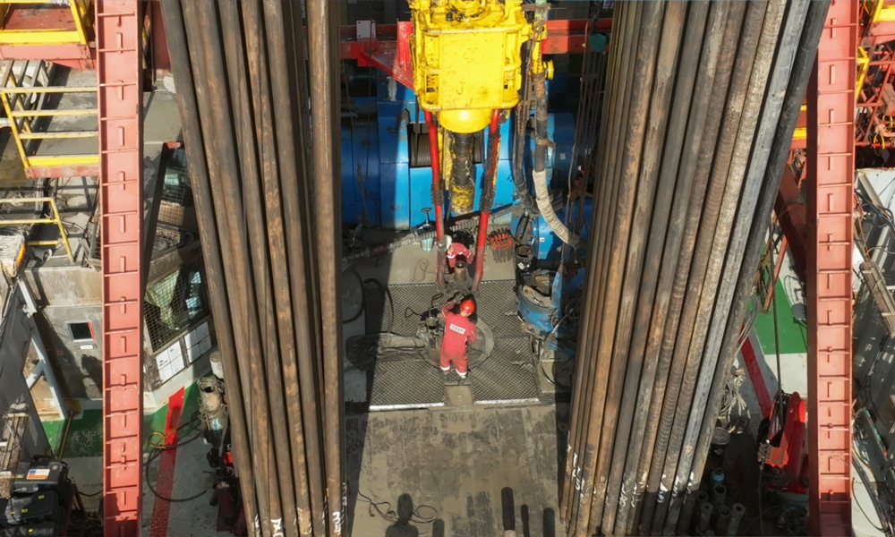 目前該調整井已進入完井階段，投產后預計日產新增35萬方，為冬季保供增添“氣”力。圖為番禺30-1平臺在下氣井套管。李顏 攝