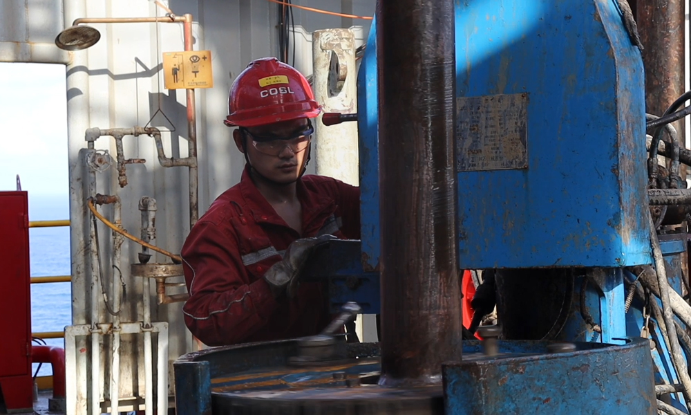 中國海油工作人員在番禺30-1平臺操作機器鉆探氣井。李顏 攝