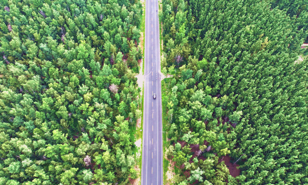 據悉，海南環島旅游公路是建設海南自貿港、創建國際旅游消費中心的先導性重大基礎設施項目，全線建成通車后，將有力推動海南旅游業實現跨越式發展，對于打造海南旅游新名片、新高地，推動海南自貿港成為國內國際雙循環重要樞紐，促進海南交通、旅游和經濟融合發展具有重要意義。