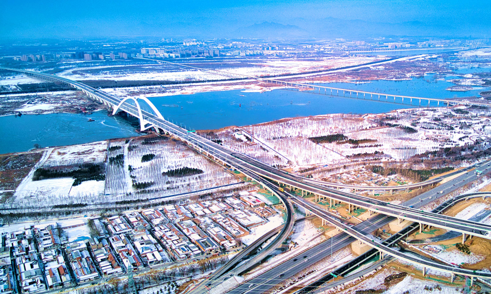 京雄高速公路（北京段）北起五環路，向西跨越永定河、地鐵房山線、京深路后向南轉向，跨越六環路后向南延伸至市界，與京雄高速河北段設計起點相接。線路全長約27公里，設置特大橋1座、高架橋4段、互通式立交5座、主線收費站1處、匝道收費站3處、管理中心及養護工區1處。