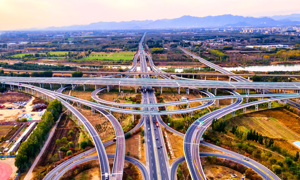 京雄高速公路（北京段）作為我國示范性的“智慧公路”，在國內首次設置預留智慧高速專用車道，為車主提供車路通信、高精度導航和預警等服務。中國中鐵運營管理團隊建立智慧高速監控中心、數字智能化平臺，采用“1+1+1+5+4”架構設計模式，實現管理決策科學化、路網調度智能化、出行服務精細化、應急救援高效化，打造出國內首條5G專網全覆蓋、車路協同、北斗高精度定位、國產化服務器等新技術大規模融合運用的新時代示范性智慧高速公路。圖為京雄高速公路六環路立交橋。