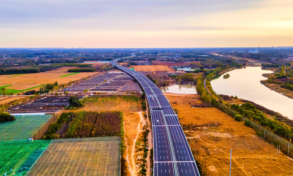 據悉，京雄高速公路是首都北京連接雄安新區最為便捷的直通高速公路，項目全線通車運營后，進一步強化了北京南部地區與中心城區、大興國際機場和河北雄安新區的相互聯系，對于構建京雄1小時交通圈、促進北京非首都功能疏解、助力京津冀交通一體化進程具有重要意義。圖為京雄高速公路六環至雄安開通段。