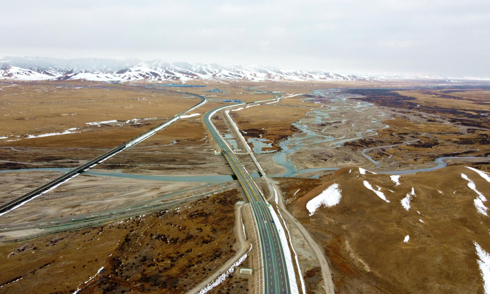 近日，西海至察汗諾高速公路（天峻南至察汗諾北段）開通運營，標志著中國中鐵旗下中鐵城投參與投資，中鐵二局、五局、隧道局、二院、物貿等單位參建西海（海晏）至察汗諾高速公路（簡稱西察高速公路）全線通車。