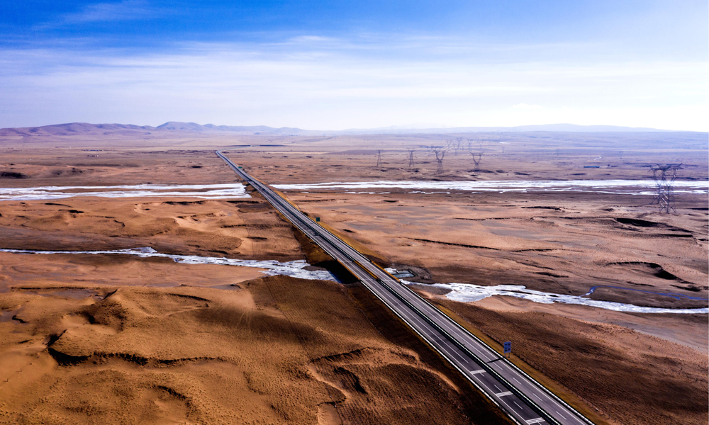 西察高速公路是國家高速公路網G6聯絡線G0612西寧至和田公路以及“八縱八橫”之一——天津至喀什公路的重要組成部分，線路全長224公里,采用雙向四車道一級公路建設標準，設計時速100公里。西察高速公路分西海至天峻南、天峻南至察汗諾北兩段建設，其中西海至天峻南段已于2023年6月10日開通運營。