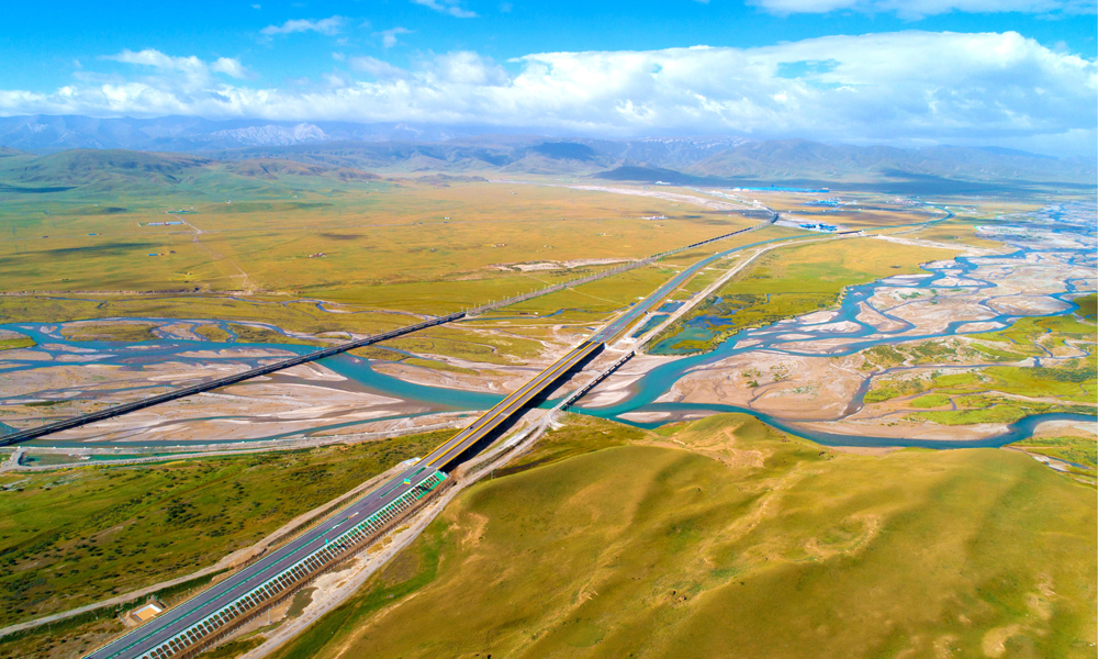 項目管段位于平均海拔3600米、年均氣溫不到0攝氏度的高海拔、高寒地帶。建設過程中，項目團隊積極克服高寒高海拔惡劣環境、新冠疫情影響、高原凍土施工等重重困難，超前規劃、科學組織，做到質量、進度和安全并重。同時，高度重視高原環境保護，堅持生態保護優先的工作方式方法，積極探索管段內水生生物資源、濕地、林場、耕地、草原的保護措施，努力將項目打造成綠色之路。