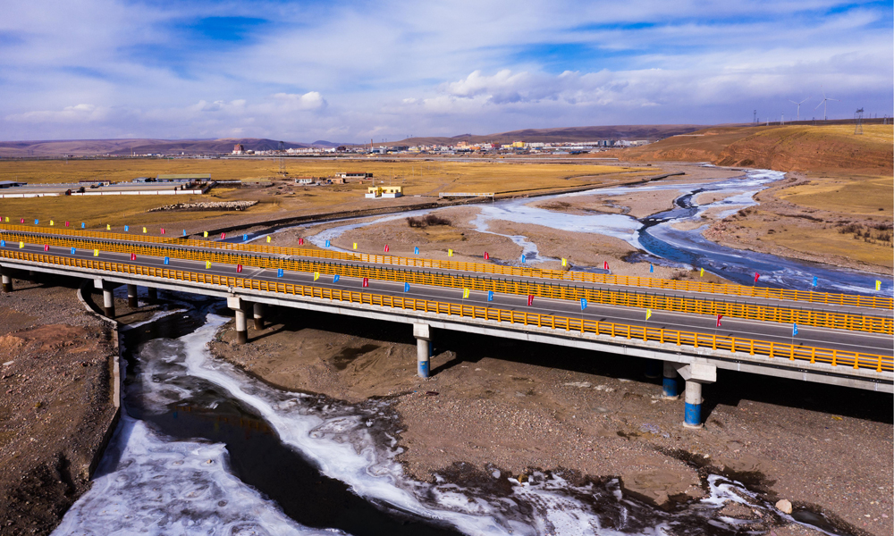 據悉，西察高速公路兼具干線公路和旅游公路的雙重功能，全線開通運營后，為青海省新增了一條從西寧市、海北州通往海西州的快速通道，對于完善青海省高速公路網、提升地區公共交通基本服務水平、帶動沿線地區經濟及旅游事業發展、加強民族團結和社會穩定等具有重要意義。