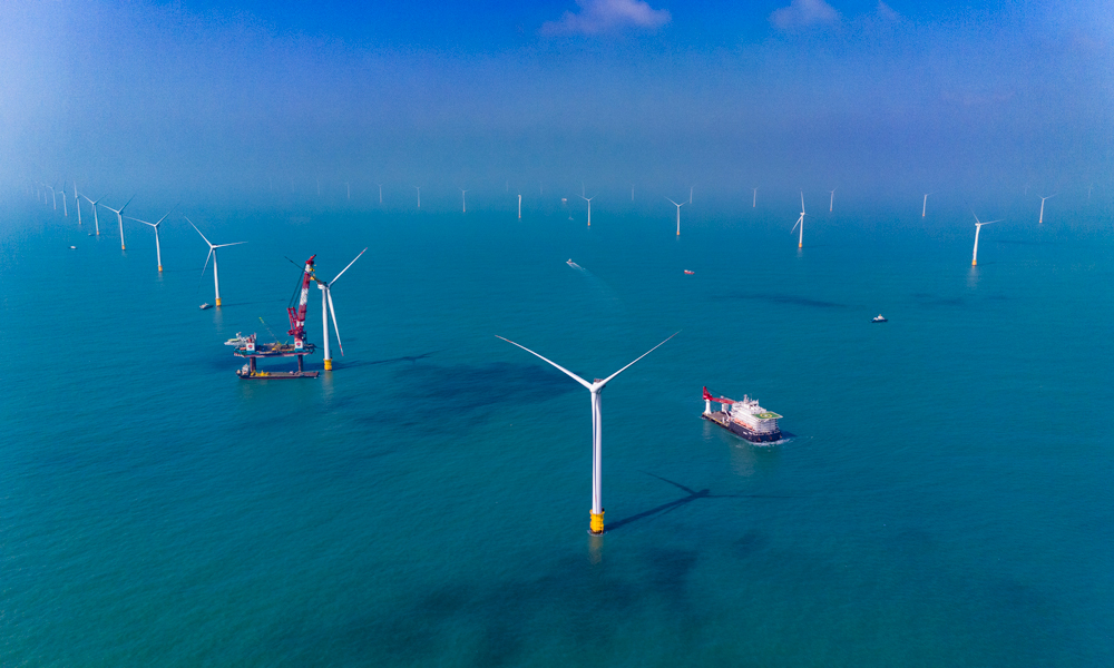 項目建設過程中，南方分公司汕頭海上風電公司面對海域海況復雜、設備供貨緊張、協調難度大、施工窗口期短等困難，施工安全高效，刷新了國內同類型海上升壓站安裝、大兆瓦風機吊裝施工紀錄，不到2個月完成11.4公里送出工程自主建設。