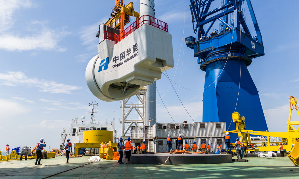 華能勒門（二）海上風電項目創造了多個“全國第一”，填補了多項技術應用的行業空白。首次示范應用由中國華能牽頭研制的11兆瓦國產化直驅型海上風電機組，創新采用220千伏電壓等級全球截面最大的銅芯平滑鋁護套電纜系統，首次示范應用66千伏濕式輕型海纜等新技術，建設了國內首個5G雙域安全專網、一體化智能感知監測系統，打造“安全智慧、環境友好”型海上風電示范項目，為后續海上風電創新發展提供了可借鑒、可復制的華能樣板。