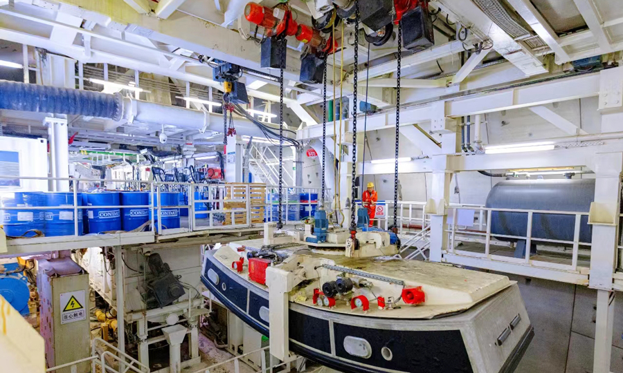 工程具有深基坑、淺覆土、大直徑、長距離、高風險等特點。中鐵十四局項目團隊對盾構機刀盤、沖刷系統等進行了針對性升級和優化，工效提升了20%，最高日進尺18米，最高月進尺332米，成型隧道不滲不漏，內實外美。圖為隧道內管片轉運現場。