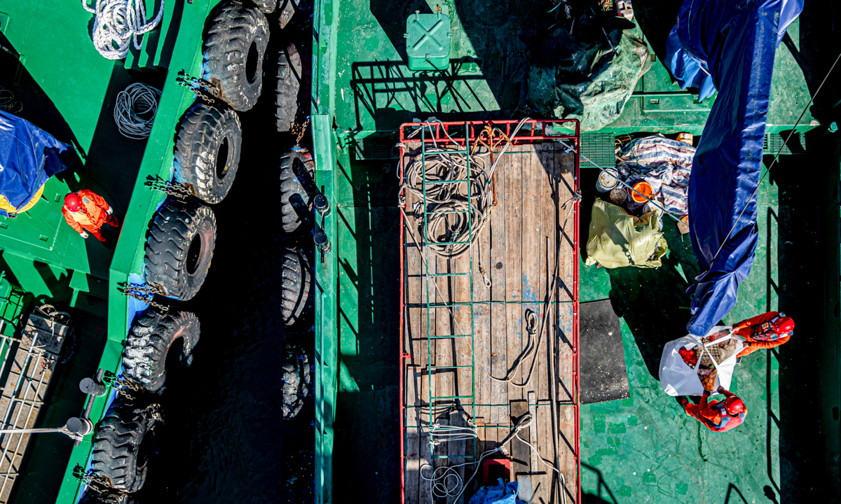 平臺孤懸海上，物資只能隨著每次換班一起送達。船到海上平臺后，工作人員正從船上卸下各種生活和工作補給。海況變幻莫測，接駁行程經常會受潮水、臺風、雷雨等影響，大家都養成節儉習慣，盡量讓有限物資維持更久生活。
