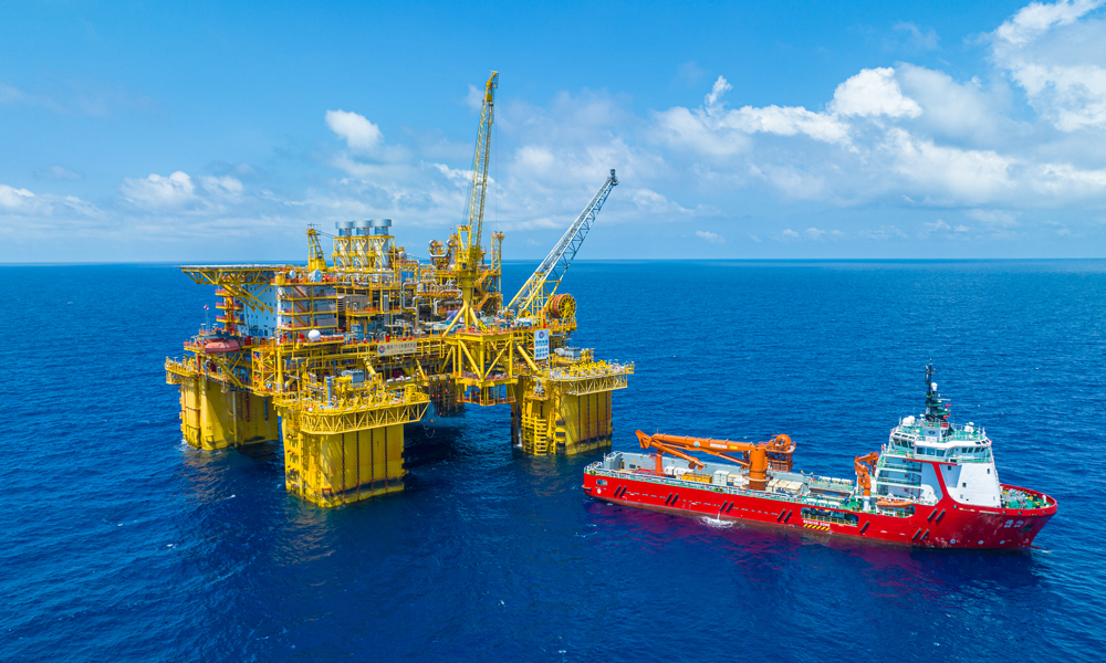 近日，我國首個自營超深水大氣田“深海一號”累計生產天然氣超60億立方米，天然氣日產能從投產之初的700萬立方米提升到目前的1000萬立方米。