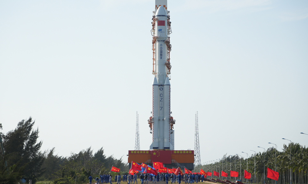 據中國載人航天工程辦公室消息，1月15日，由中國航天科技集團有限公司研制的天舟七號貨運飛船與長征七號遙八運載火箭組合體垂直轉運至發射區。